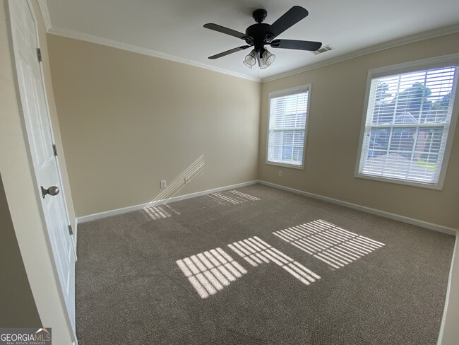 Building Photo - 212 Village Dr
