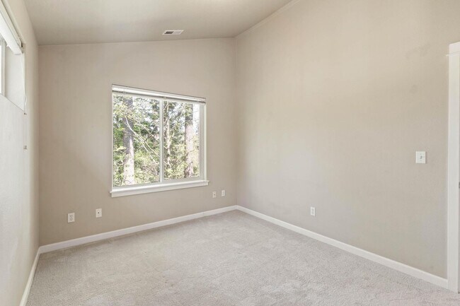 Building Photo - Bright, spacious 3-bdrm/2.5 bath Tigard townhome. Fireplace, balcony, 2-car garage, W/D