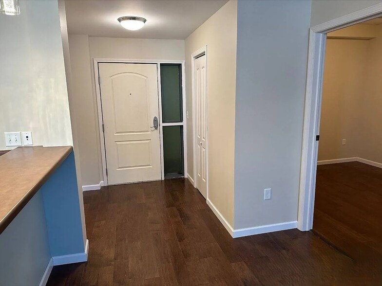 entrance - 2040 Como Ave