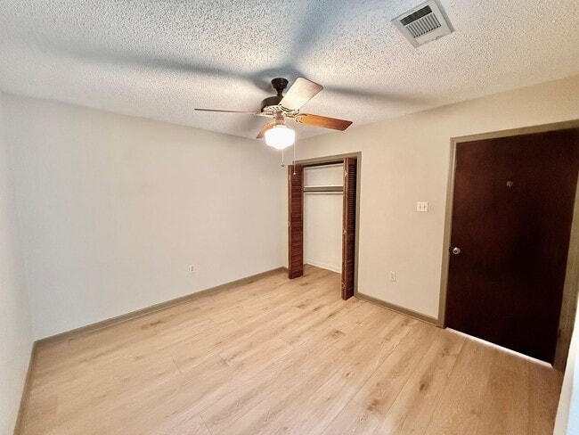 Building Photo - Spacious 3BR/2BA Home in Terre Haute – Fireplace, Garage, Fenced Yard + Lawn Care Included