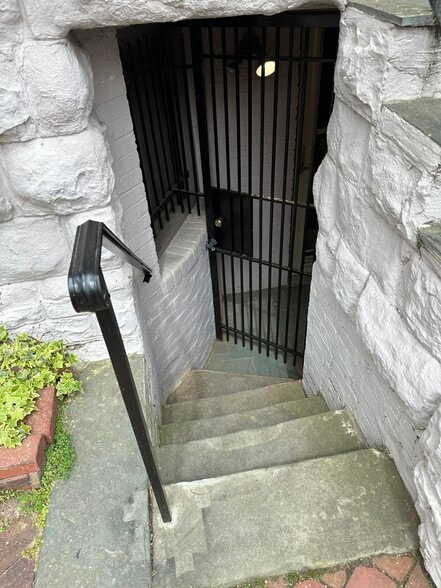 Building Photo - 1721 Riggs Pl NW