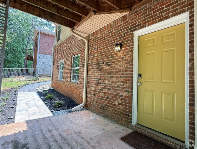 Building Photo - 202 Oakwood Cir