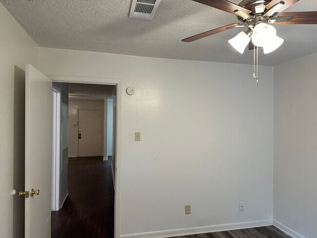 Building Photo - College Station - 2 bedroom - 1 bath - fenced in yard - WD connections