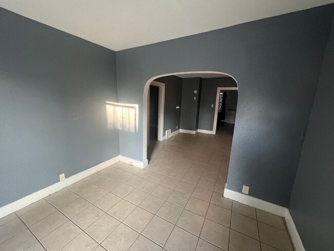 Building Photo - 2 Bedroom Lower Duplex Milwaukee