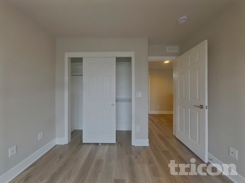 Building Photo - 9805 W Hinsdale Pl