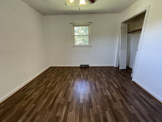 Building Photo - 236 Laurel Dr