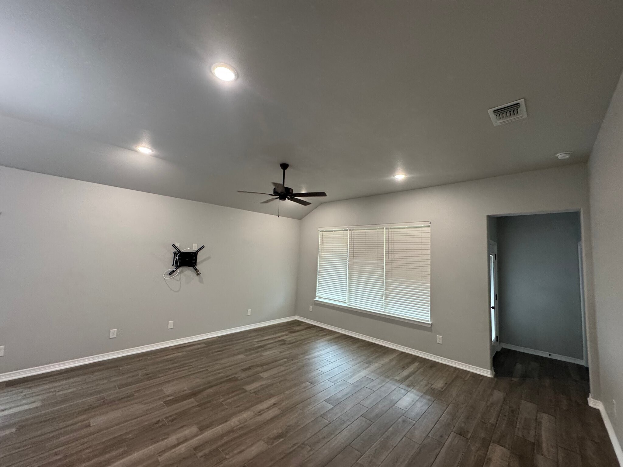 Building Photo - 1915 Rustic Manor Dr