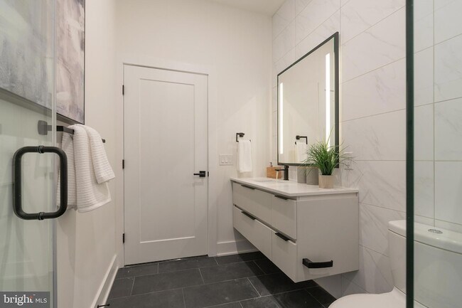 Building Photo - 1421 E Columbia Ave