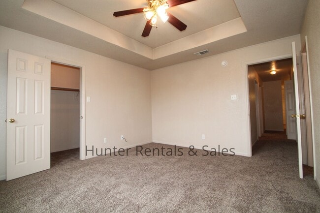 Building Photo - Live in Style!