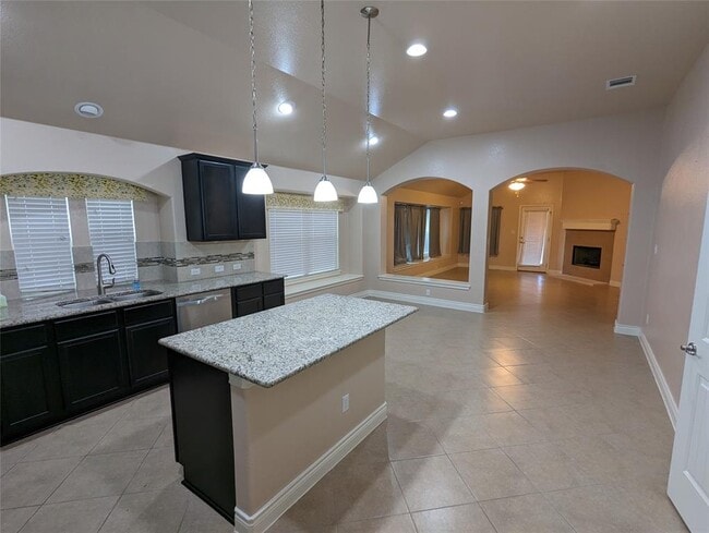 Building Photo - 313 Summer Pointe