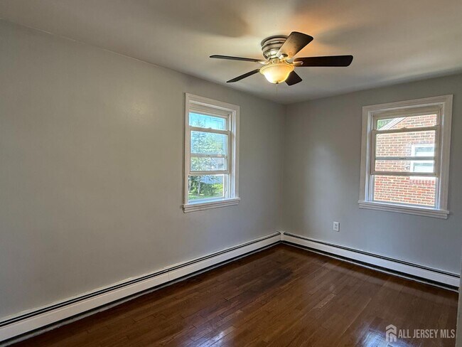 Building Photo - 824 2nd St