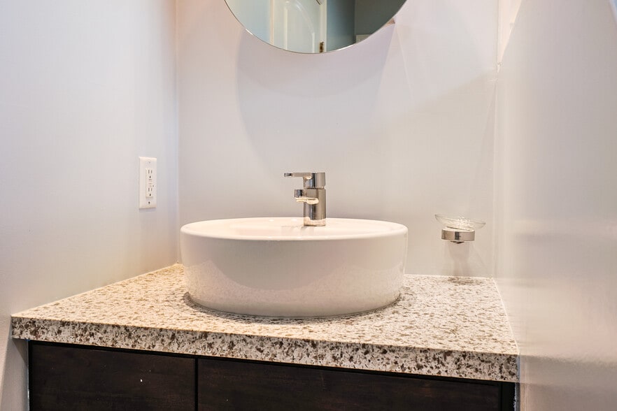 Building Photo - 256 W Tujunga Ave