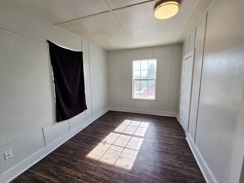 Building Photo - 1002 Runnels St
