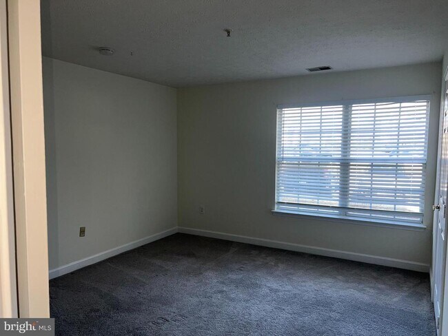 Building Photo - 625 Admiral Dr