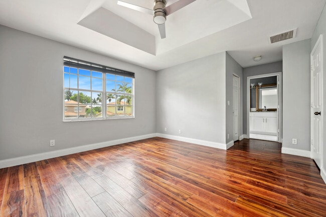 Building Photo - 3460 Commodore Ct