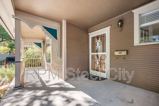 Building Photo - 2125 N Grand Ave