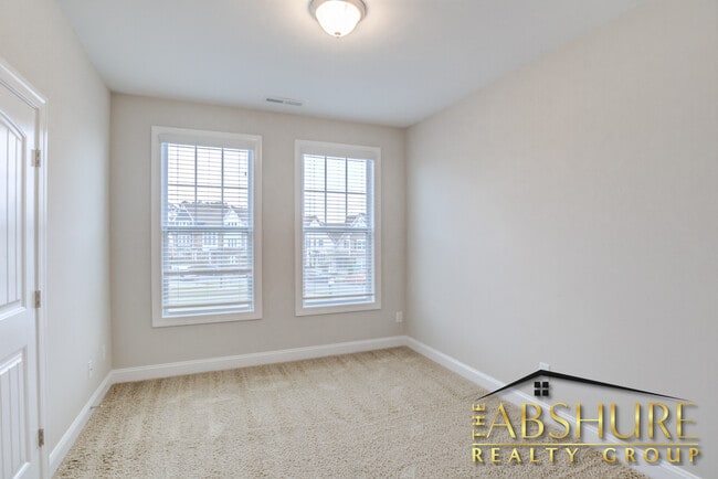 Building Photo - 4240 Vallonia Dr