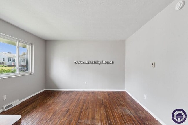 Building Photo - 4111 Parrakeet Ave