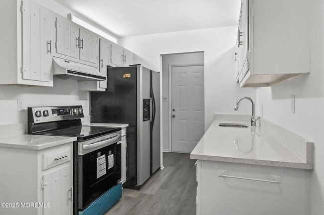 Building Photo - 120 Amberly Dr