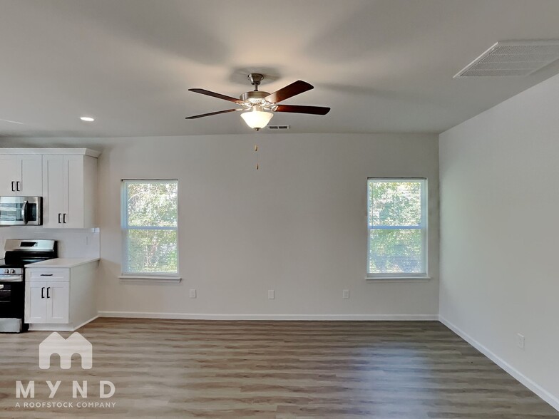 Building Photo - 220 E Boston Ave