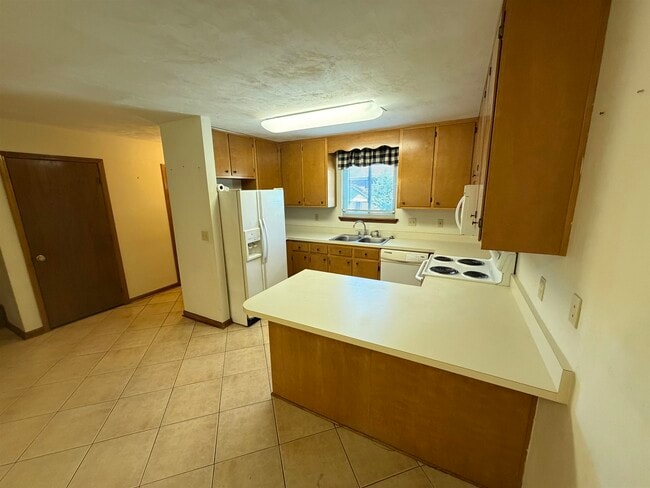 Building Photo - 3207 Shamrock St E