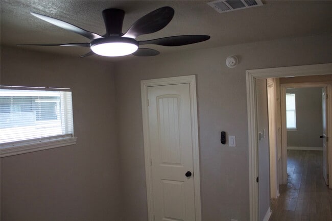 Building Photo - 1323 E 32nd 1/2 St