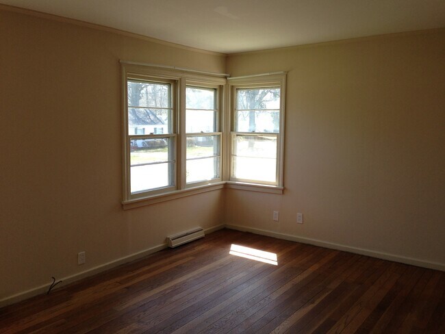 Building Photo - 2 BR House w/ Detached Garage, within 2 miles of UNC-Greensboro