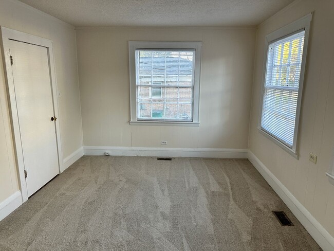 Building Photo - Cozy 2 Bedroom Home in Tryon Hills!