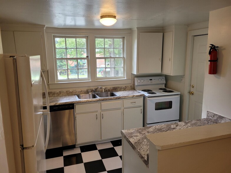 Kitchen - 805 Onslow St