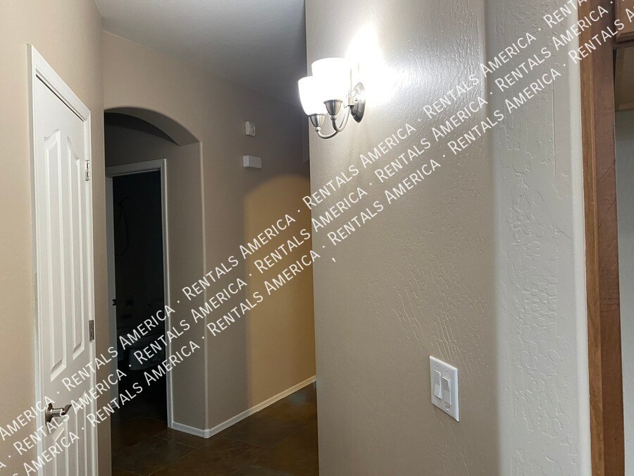 Building Photo - 2662 S Portland Ave