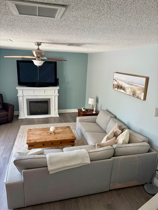 Building Photo - 141 E Riverside Dr