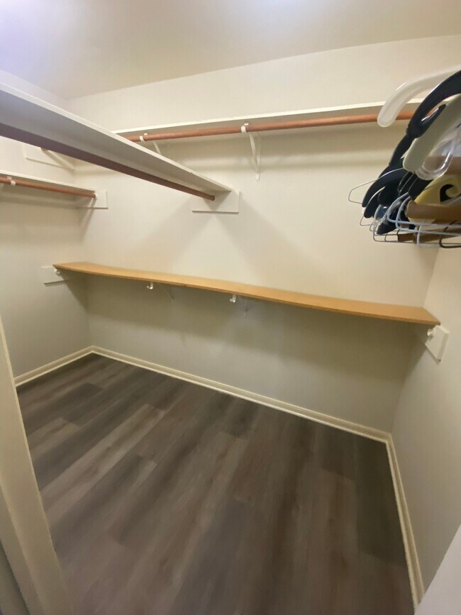 Building Photo - 8915 Weyburn Grove Dr