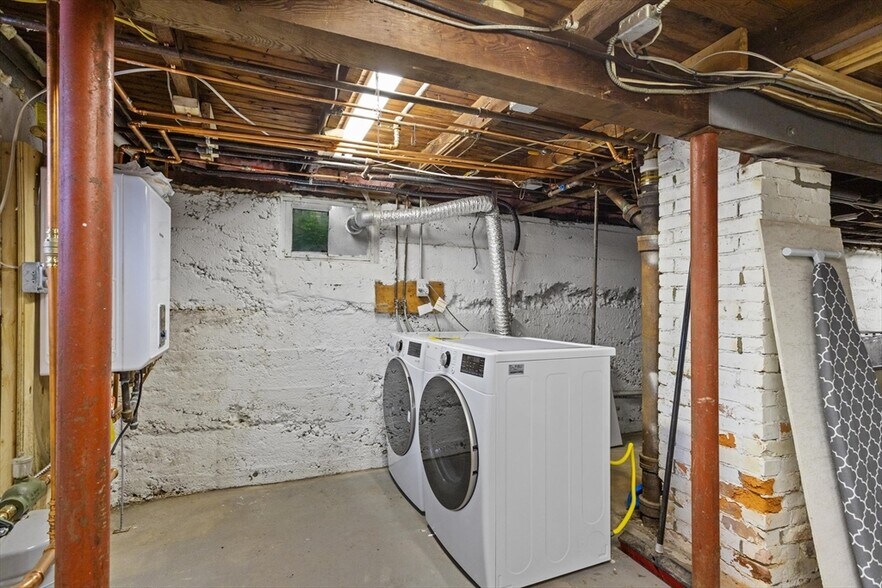 Building Photo - 39 Grandfield St