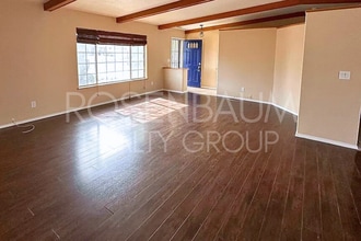 Building Photo - Gorgeous 3-bedrooms, 2-baths hilltop home ...