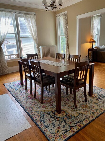 Building Photo - 316 S Grove Ave