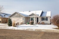 Building Photo - 3 bed 2 bath home