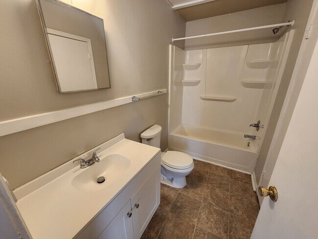 Building Photo - 1103 Main St