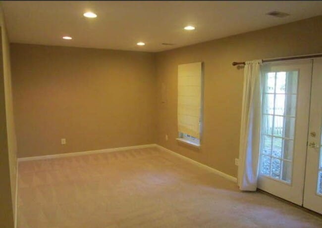 Building Photo - Beautiful 3 Bed 2 Bath 2 Half Bath Brick T...