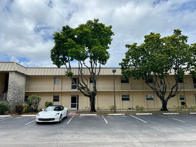 Building Photo - 10821 N Military Trl
