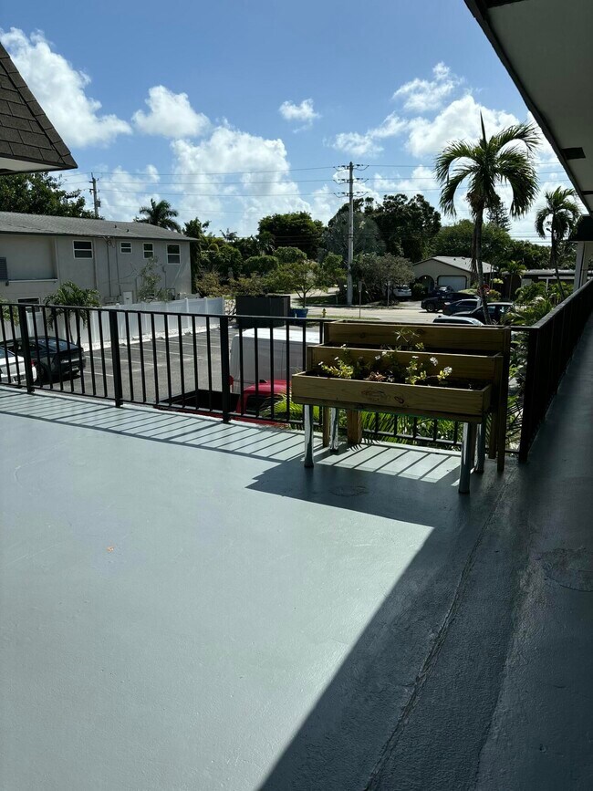 Building Photo - 615 NE 26th St