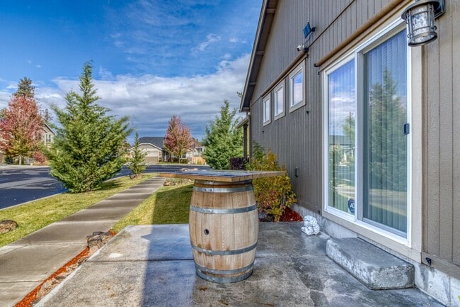 Building Photo - Furnished home in Bend, OR