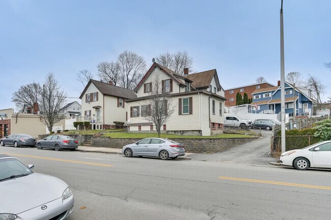 Building Photo - 467 Ferry St