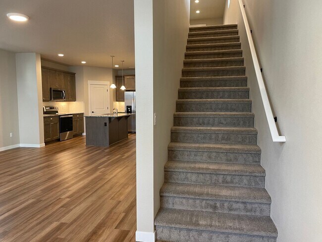 Building Photo - GORGEOUS 3 BED/2 BATH OPEN CONCEPT HOME IN...