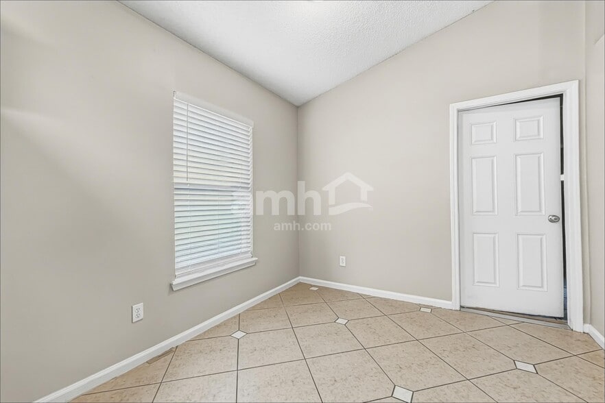 Building Photo - 9261 Redtail Dr