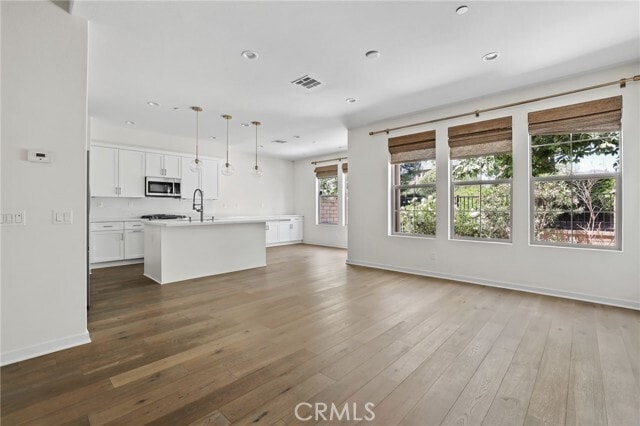 Building Photo - 216 Finch