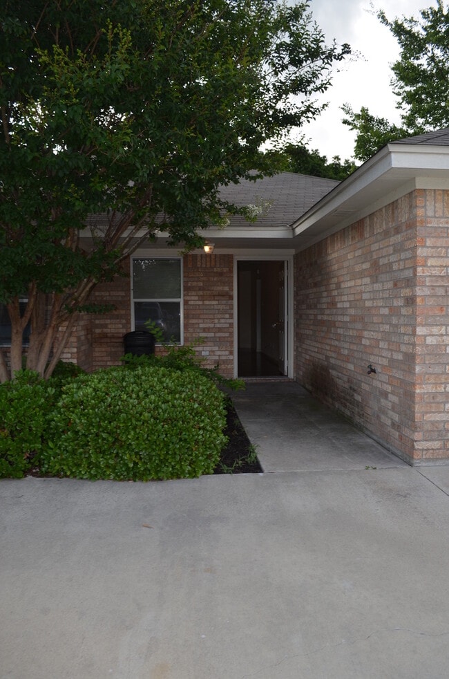 Primary Photo - 501 Bonnie Dr