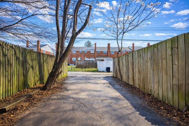 Building Photo - Three-Bedroom House In Dundalk