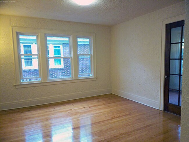 Building Photo - Available 6/1/26 Newly Renovated Spacious ...