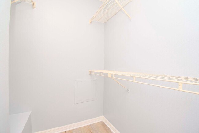 Building Photo - 1BR + Den Condo with Exclusive Move-In Incentive