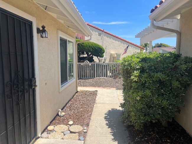 Building Photo - 2+bd/1ba Single Story Duplex Minutes Drive...